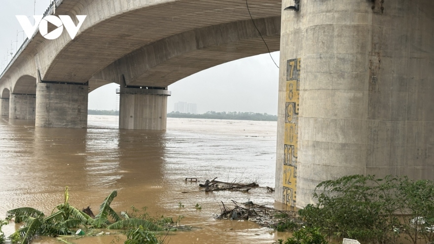 Hanoi river floodwaters recede, nearly 70,000 residents move to safe locations